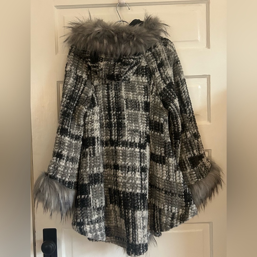 NWOT Cozy Gray & Black Tweed Hooded Coat with Faux Fur Trim - Picture 2 of 4